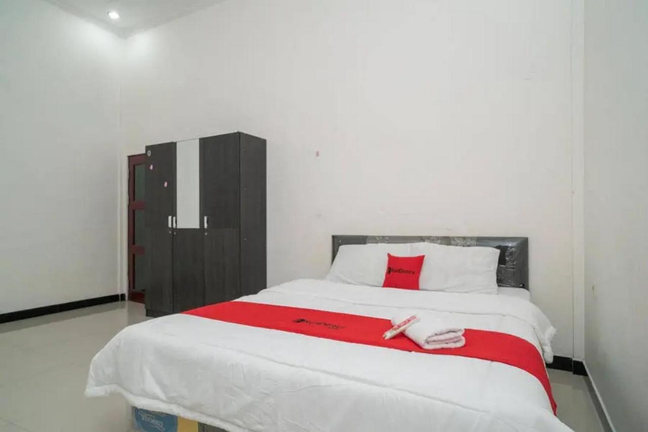 Hotel Reddoorz Syariah Near Syamsudin Noor Airport 4 Banjarbaru Esterno foto