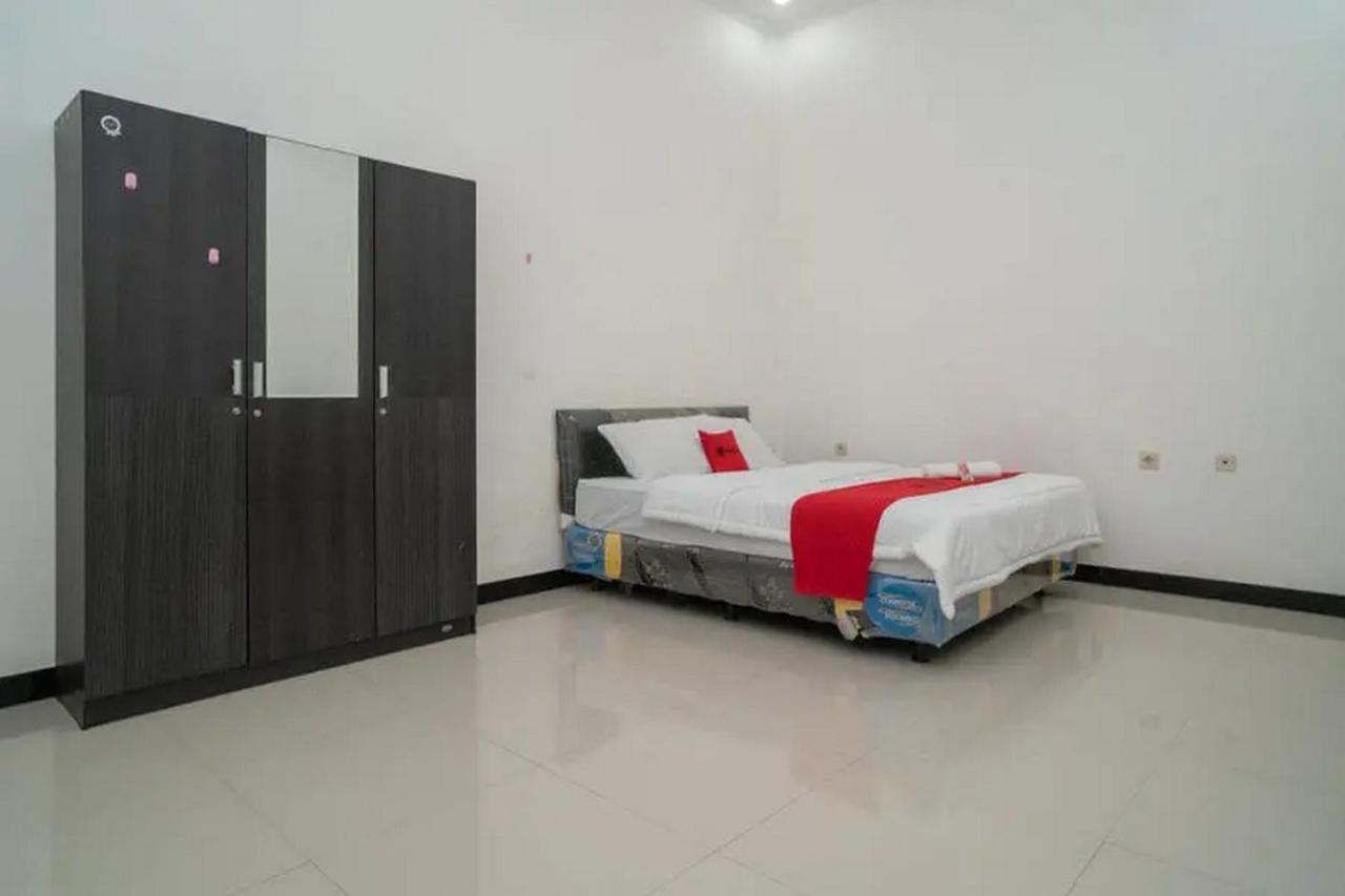 Hotel Reddoorz Syariah Near Syamsudin Noor Airport 4 Banjarbaru Esterno foto